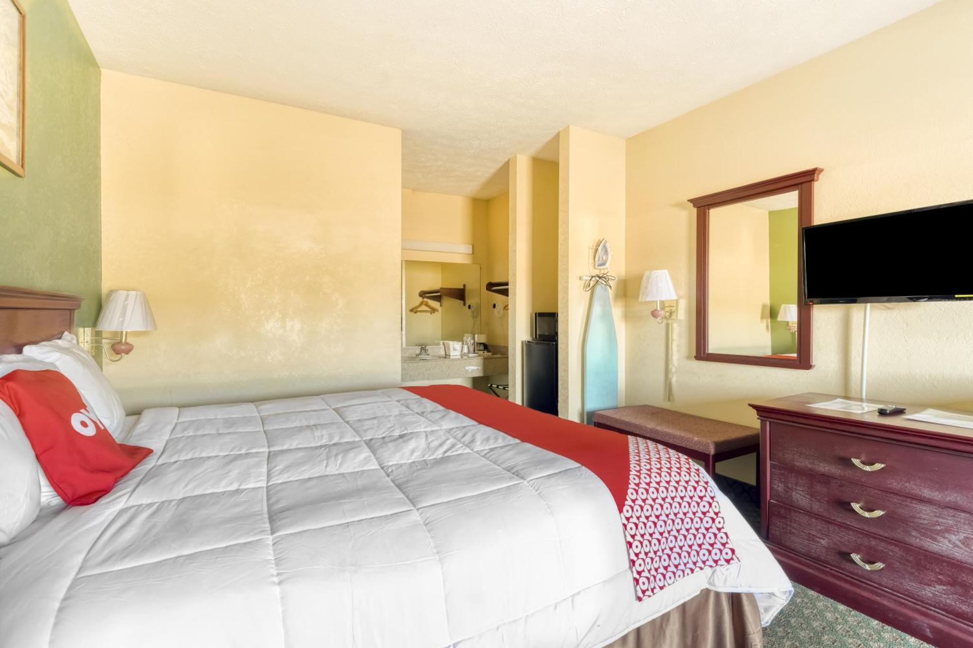 Oyo Hotel Grenada West Exterior photo